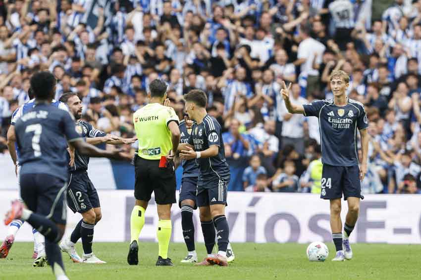 El defensa del Real Madrid Dean Huijsen durante su expulsión en el partido de la jornada 4 de La Liga EA Sports. EFE