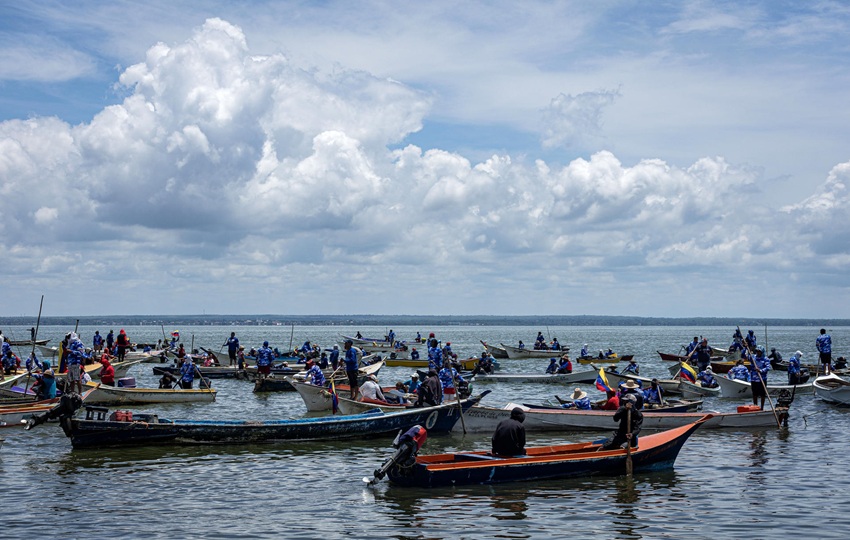Pescadores navegan durante un recorrido en rechazo a consideradas agresiones de Estados Unidos este sábado. Foto: EFE