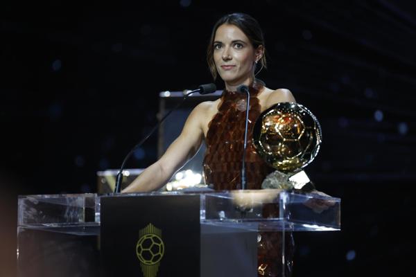 Aitana Bonmatí recibe el Balón de Oro femenino en la gala celebrada en París. Foto: EFE