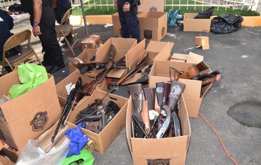 Los criminales querían establecer el precio que debían recibir por las armas que ellos poseen.