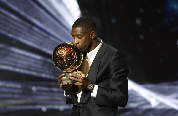 El francés Ousmane Dembélé besa el trofeo Balón de Oro. Foto: EFE