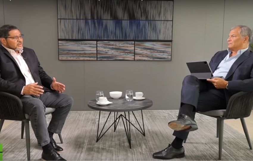 El dirigente Saúl Méndez, junto al expresidente de Ecuador, Rafael Correa.