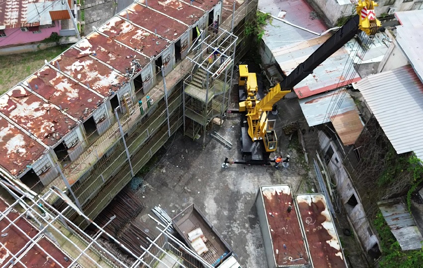 Para el mes de marzo del 2024 y ante el riesgo de accidentes, personal municipal había quitado la cubierta de techo. Foto. Eric Montenegro