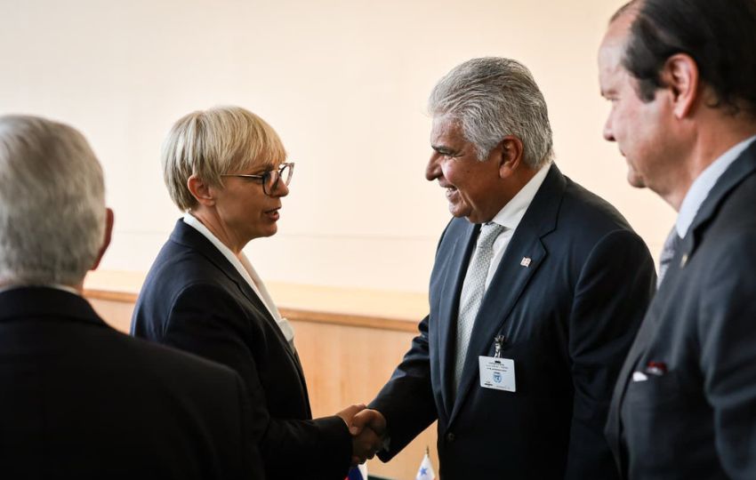 La presidenta de Eslovenia, Natasa Pirc, junto al presidente de Panamá, José Raúl Mulino. Foto: Cortesía