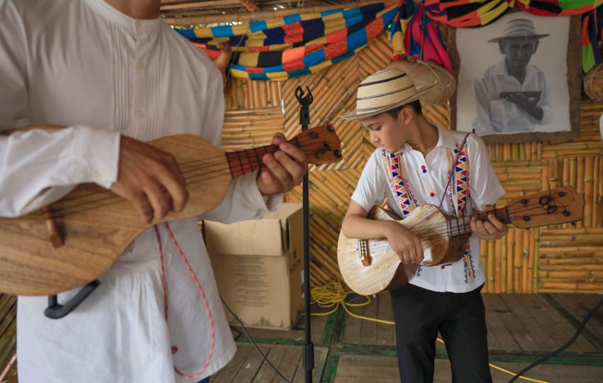Un niño toca una mejorana durante el Festival Nacional de la Mejorana. Foto: EFE