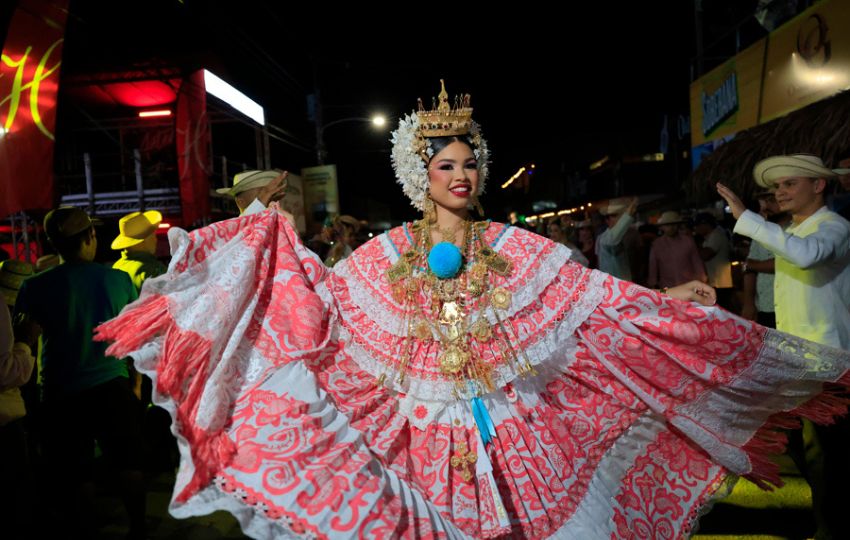 La reina del Festival Nacional de la Mejorana, Lourdes Esquivel Cedeño. Foto: EFE