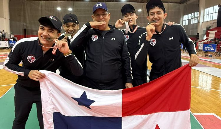 Miembros del equipo panameño de esgrima muestran sus medallas ganadas en Perú. Foto: Cortesía