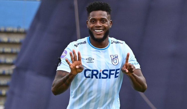 El panameño José Fajardo con sus dos goles dio el triunfo a la Universidad Católica de Ecuador ante Deportivo Cuenca. Foto: @UCatolicaEC