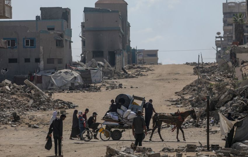 Palestinos desplazados internos evacuan Gaza hacia el sur de la Franja de Gaza durante una operación militar israelí. Foto: EFE
