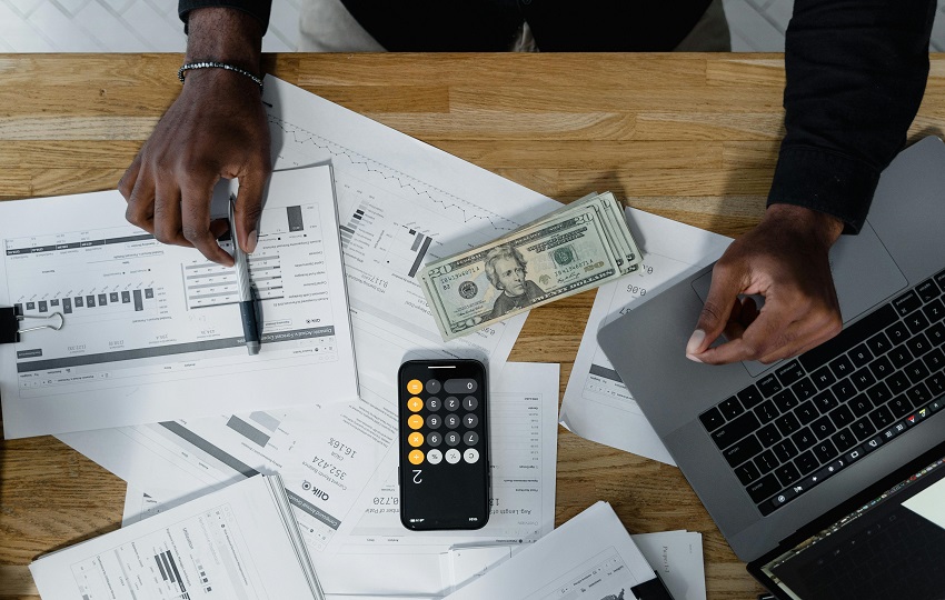 La educación financiera es clave para tomar decisiones informadas, evitar el sobreendeudamiento y planificar el futuro. Foto: Pexels
