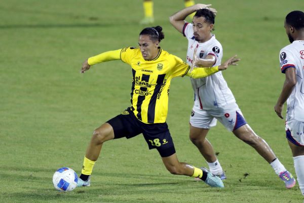 Carlos Mejía (izq.) de Real España disputa el balón con Joel Lara de Plaza Amador. Foto:EFE