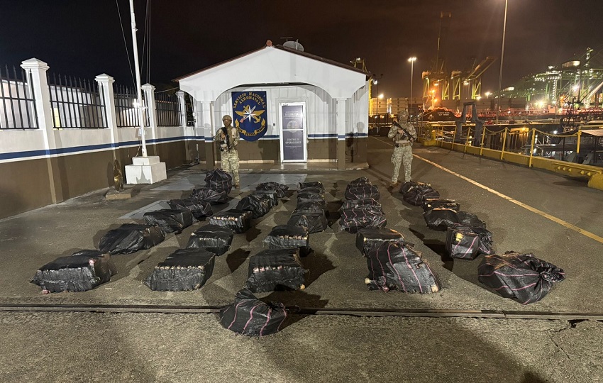 El tipo de droga y el peso total no fueron precisados por las autoridades, pero los paquetes de sustancia ilícita pesan un kilo y la cocaína es la que más se trafica por los puertos de panameños. Foto. Senan