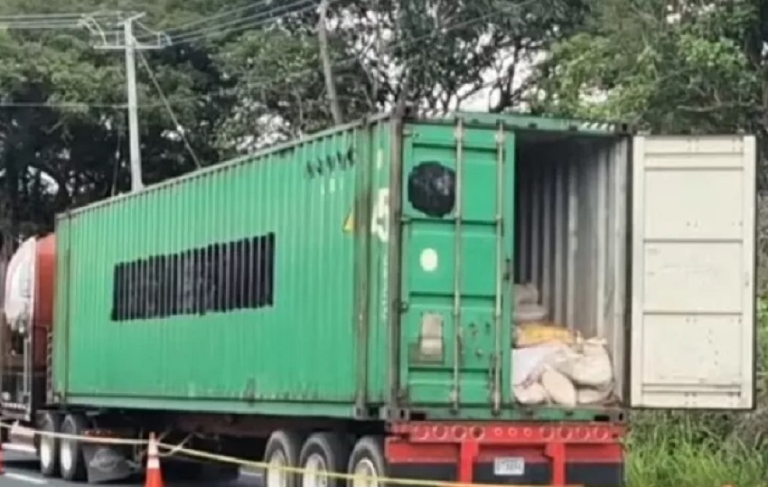 Los falsos uniformados decidieron interceptar con un pick-up y una camioneta al camión de carga.