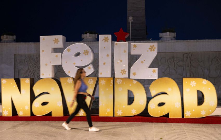 Una persona camina frente a decoración navideña este martes, en Caracas (Venezuela)
