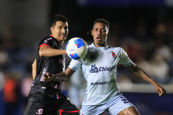 Ramsés Shadith de León del Sporting (der.) disputa el balón contra un juugador de Xelajú. Foto: EFE