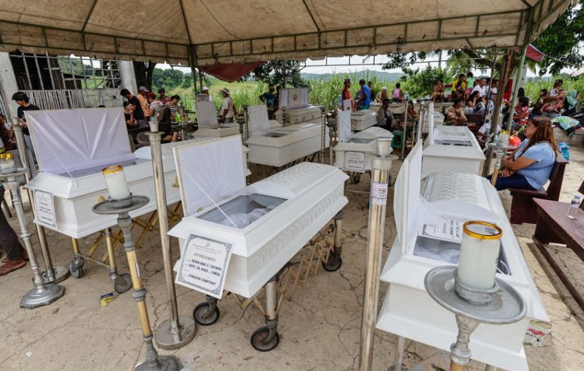 Velorio para las víctimas de un deslizamiento de tierra provocado por un terremoto en la ciudad de Bogo, Cebú, Filipinas. Foto: EFE