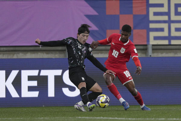 Giovany Aymar Herbert de Panamá (Der.) disputa el balón con Hyun-Seo Bae de Corea del Sur. Foto: EFE