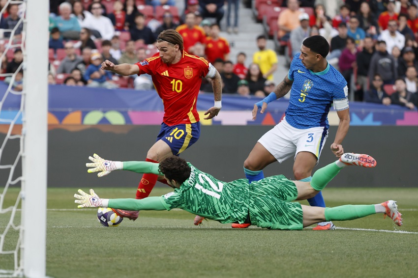 Iker Bravo (i) de España  el anota a Brasil Foto EFE