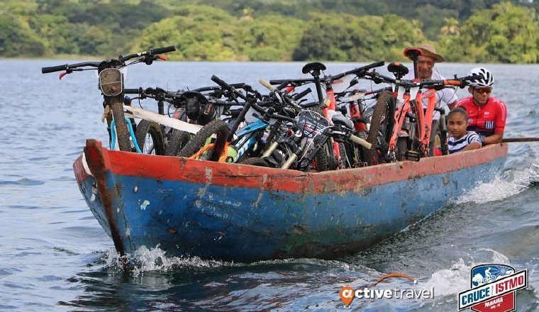 Los corredores cruzan el Lago Gatún en cayuco. Foto: Cortesía