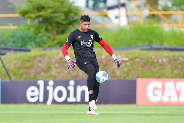 El portero del seleccionado panameño en los entrenamientos en el CAR. Foto: FPF