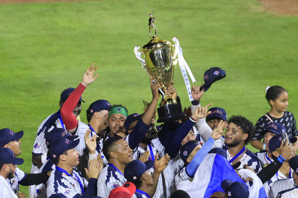 Jugadores de Panamá festejan el ganar la medalla de oro en el Panamericano (Premundial) de Béisbol U23. Foto: EFE