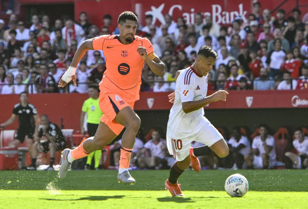 El defensa del Barcelona Ronald Araujo y el centrocampista del Sevilla Alexis Sánchez, durante el partido de LaLiga. Foto: EFE