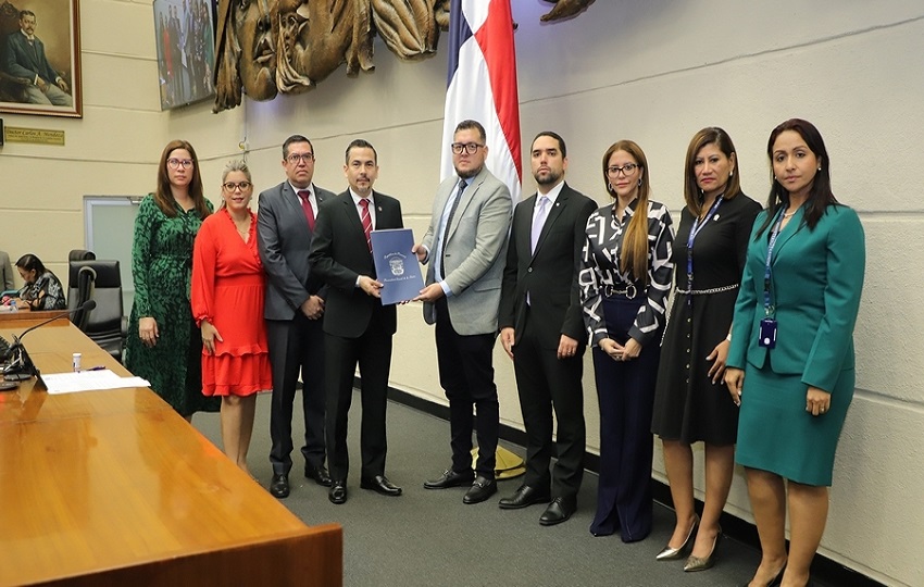 El procurador de la Nación, Luis Gómez Rudy, entrega dos iniciativas anticorrupción a los diputados de la Asamblea Nacional. Foto: Cortesía 
