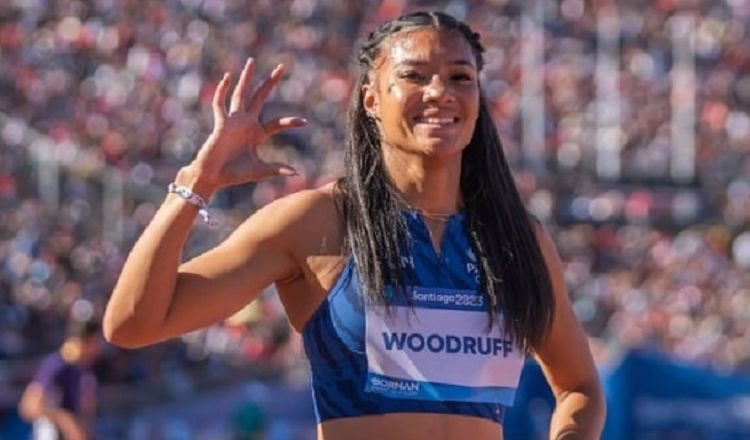 Gianna Woodruff compite en los 400 metros con vallas. Foto. COP