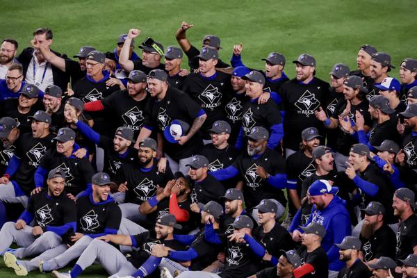 Jugadores de los Azulejos de Toronto, festejan eliminar a los Yanquis. Foto: EFE