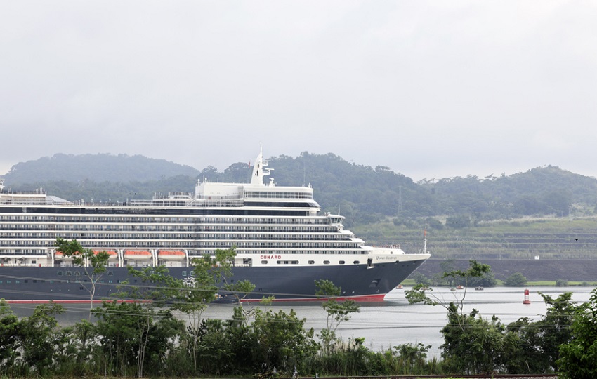 El crucero Queen Elizabeth navegando por el Canal de Panamá (Panamá). EFE