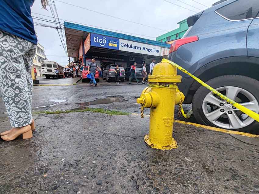 Los bomberos trabajan en un inventario de los hidrantes en el país. Foto Eric Montenegro