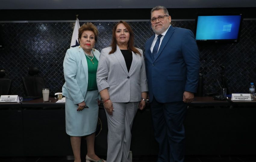  Gisela Agurto, la diputada Dana Castañeda y Carlos Villalobos. Foto: Cortesía