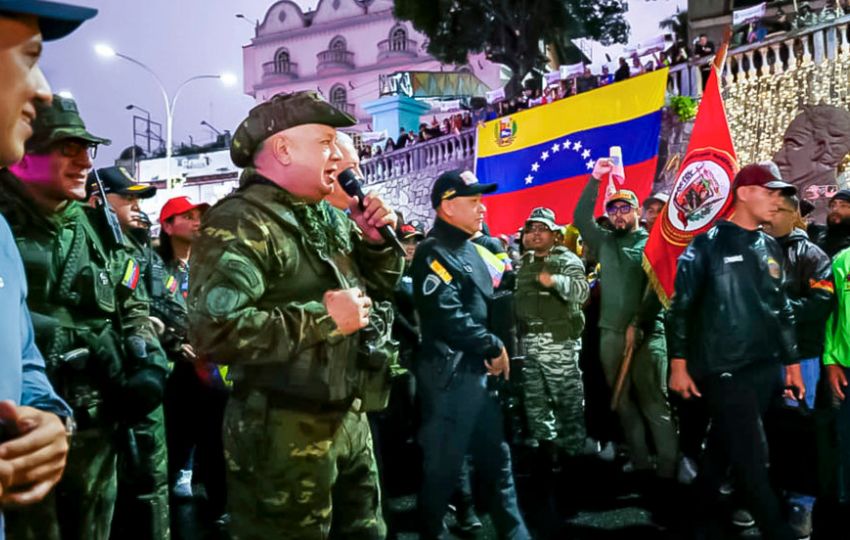 El ministro Diosdado Cabello (i) hablando en una actividad con militares, en Caracas (Venezuela). Foto: EFE El ministro Diosdado Cabello (i) hablando en una actividad con militares, en Caracas (Venezuela). Foto: EFE