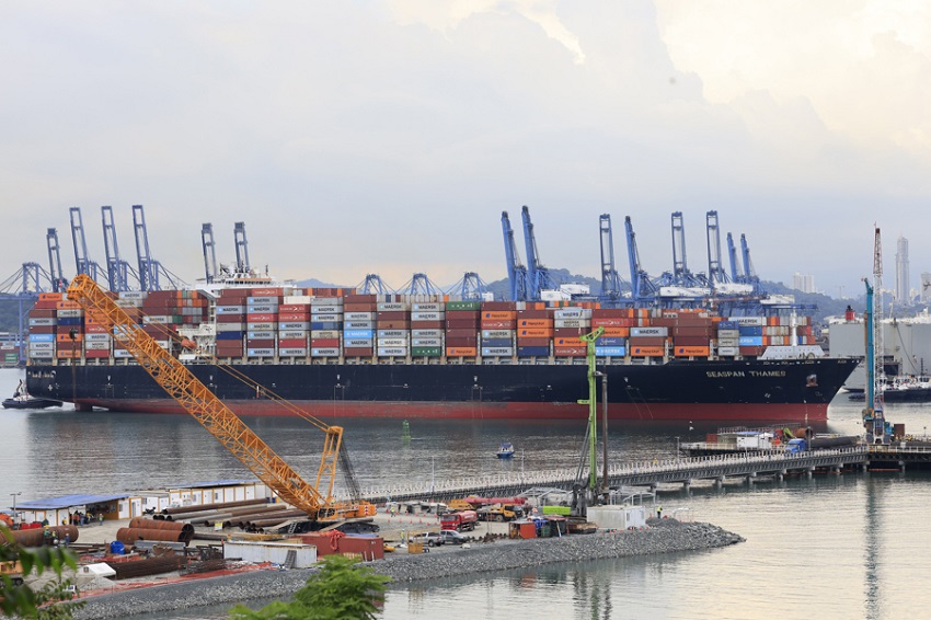 Un buque portacontenedores cruza el Canal de Panamá. Foto EFE