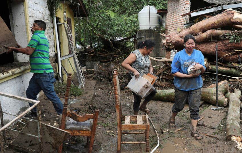  Afectados por inundaciones en la aldea Río Abajo en Tegucigalpa. Foto: EFE 