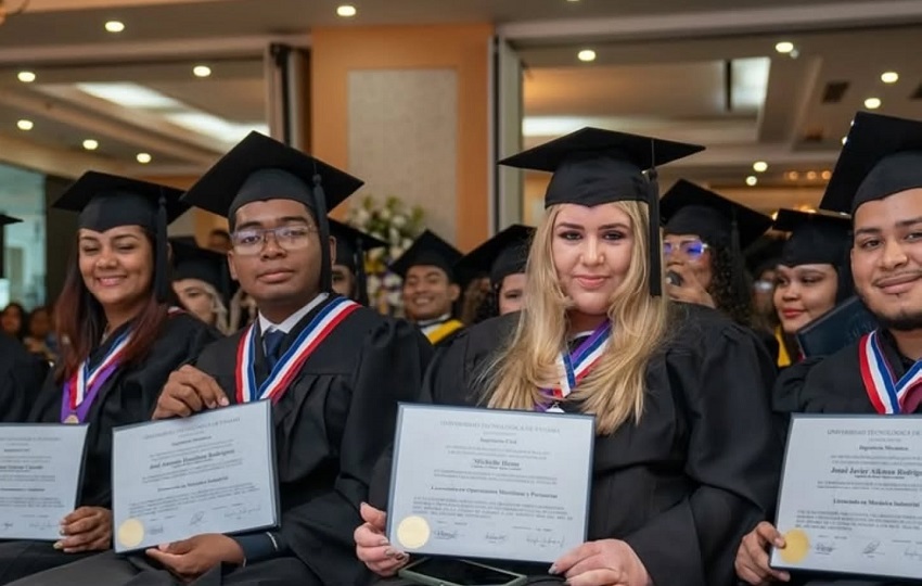 En esta graduación se entregaron diplomas a 96 graduandos de los programas de estudios avanzados, pregrado, técnicos, licenciatura y maestrías. Foto. Cortesía