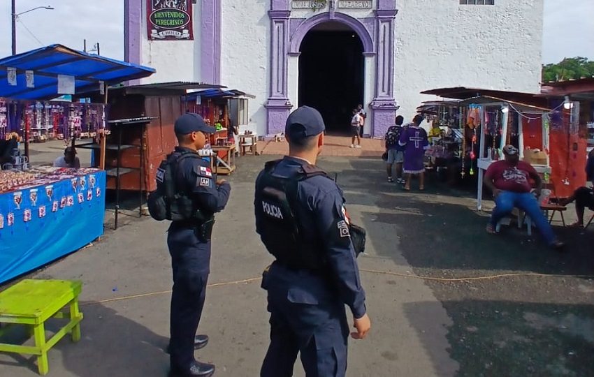  Se estima que más de 80 mil personas visitan al Cristo Negro de Portobelo para agradecer milagros y pedir favores. Foto. Diómedes Sánchez