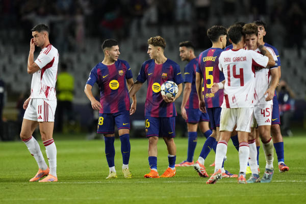 Fermín López con el balón, luego de anotar tres goles. Foto: EFE