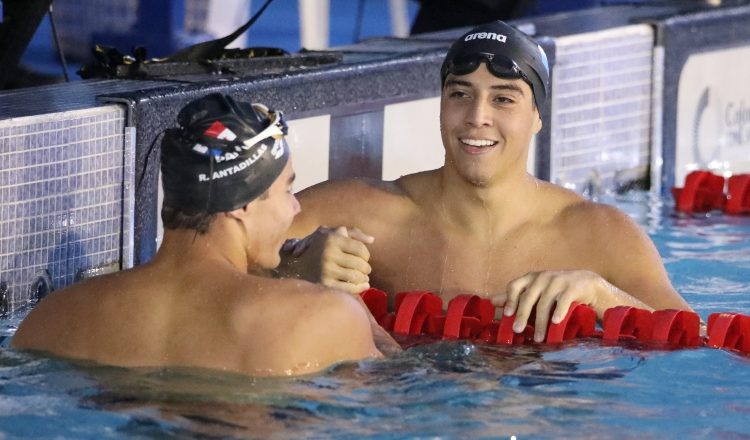 Tyler Christianson (der) obtuvo oro, saluda a su compatriota Raúl Antadillas que ganó medalla de plata. Foto: EFE