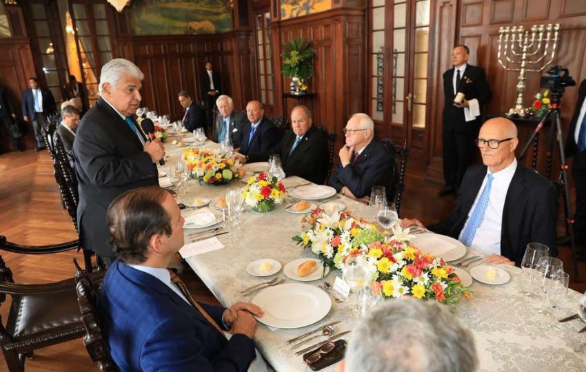 El presidente José Raúl Mulino junto a miembros de la Junta Directiva de la ACP. Foto: Cortesía