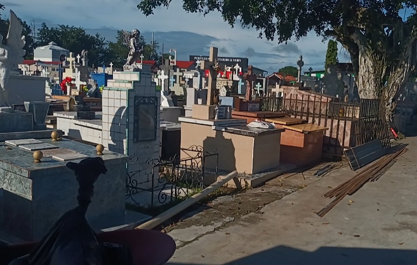 En los distintos cementerios de Santiago y comunidades vecinas, ya se observan familias pintando cruces, limpiando lápidas y adornando las tumbas con flores frescas y velas.  Foto. Melquíades Váasquez