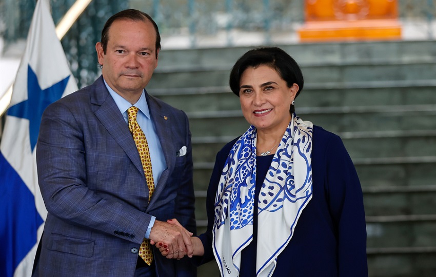 La canciller de Ecuador, Gabriela Sommerfeld saluda a su homólogo de Panamá, Javier Martínez Acha. Foto: EFE La canciller de Ecuador, Gabriela Sommerfeld saluda a su homólogo de Panamá, Javier Martínez Acha. Foto: EFE