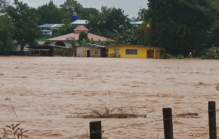 Los reportes preliminares confirman pérdidas materiales aún no cuantificadas: cultivos agrícolas devastados, acueductos rurales destruidos, animales domésticos arrastrados por las aguas y cientos de enseres perdidos.  Foto. Melquíades Vásquez