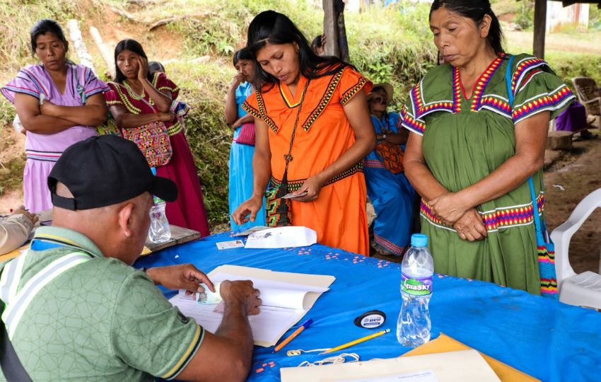 Entrega de pagos en las áreas comarcales. Foto: Cortesía