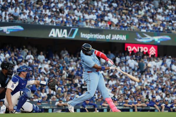 Vladimir Guerrero Jr. de los Azulejos de Toronto,  conecta un jonrón solitario contra el lanzador de los Dodgers, Blake Snell. Foto: EFE Vladimir Guerrero Jr. de los Azulejos de Toronto,  conecta un jonrón solitario contra el lanzador de los Dodgers, Blake Snell. Foto: EFE