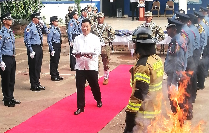 En esta ocasión fueron cerca de 100 banderas las que se cremaron, distinguiendo durante el acto a personalidades locales, grupos cívicos, atletas, estudiantes destacados, periodistas y a un grupo de herreranos que formaron parte de la gesta patriótica del 9 de enero de 1964, Foto. Thays Domínguez En esta ocasión fueron cerca de 100 banderas las que se cremaron, distinguiendo durante el acto a personalidades locales, grupos cívicos, atletas, estudiantes destacados, periodistas y a un grupo de herreranos que formaron parte de la gesta patriótica del 9 de enero de 1964, Foto. Thays Domínguez