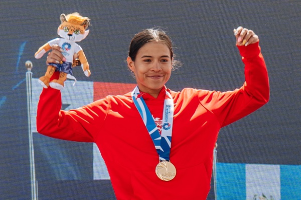 La ciclista Wendy Ducreux con su medalla de oro. Foto: COP