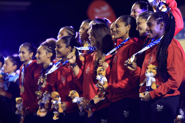 Jugadoras de Panamá con la medalla de oro en el Flag Football femenino en los Juegos Centroamericanos. Foto: EFE 