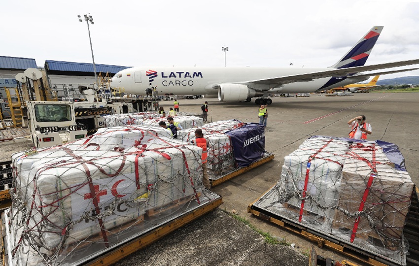 Personas ordenan objetos de ayuda humanitaria este sábado, en Ciudad de Panamá (Panamá).  Foto: EFE/ Bienvenido Velasco