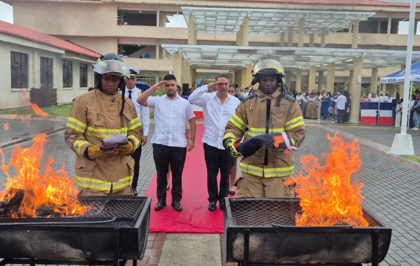 Quema de banderas. Foto: Diomedes Sánchez